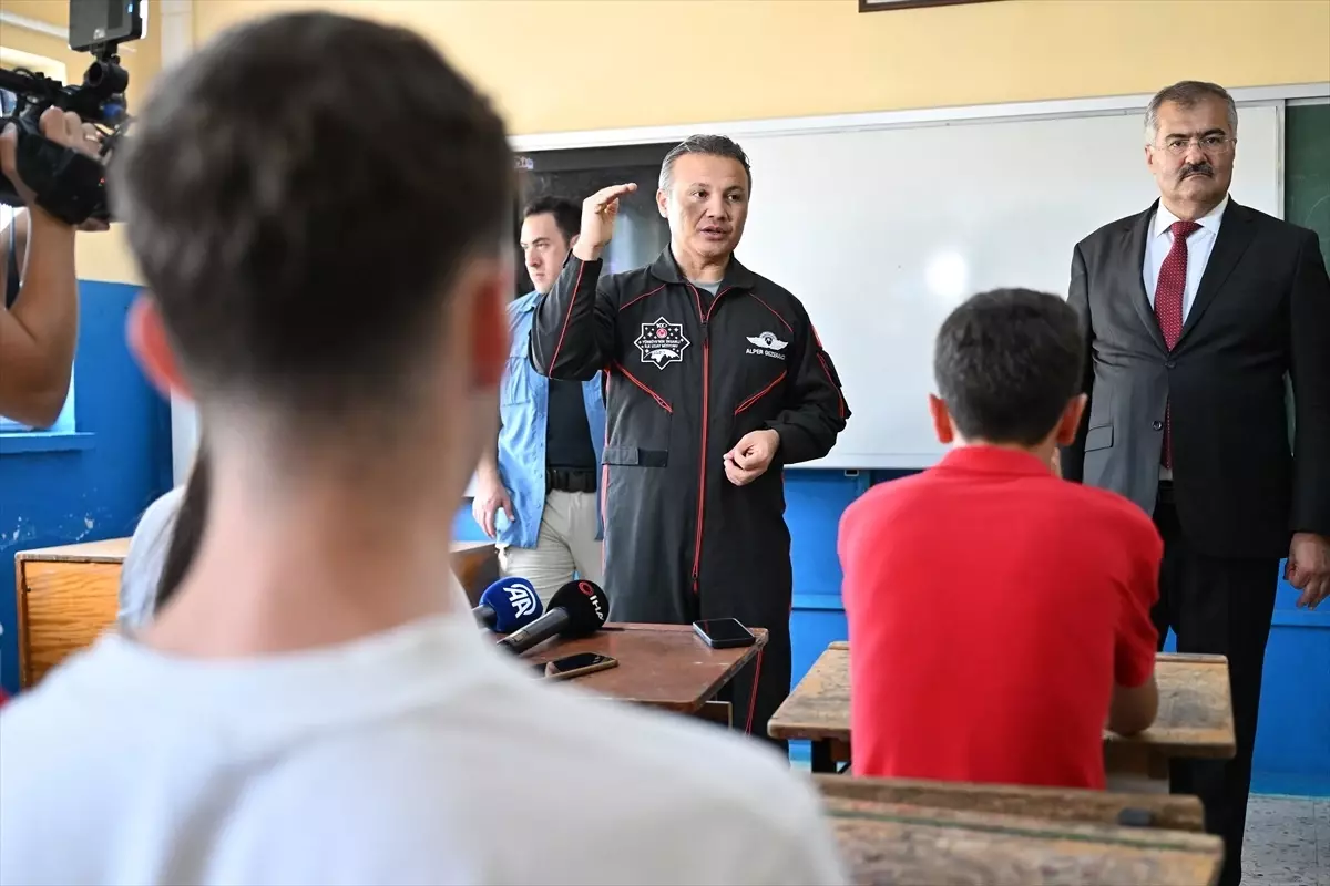 Alper Gezeravcı’dan Öğrencilere Zıpkın Roketi