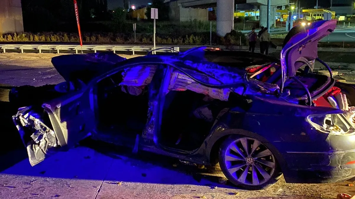 Bariyerlere giren otomobilin motoru koptu: 1’i ağır 2 yaralı