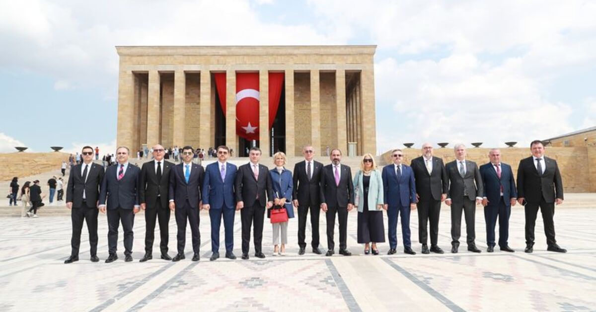 TFF Başkanı Hacıosmanoğlu ve yönetiminden Anıtkabir’e ziyaret!