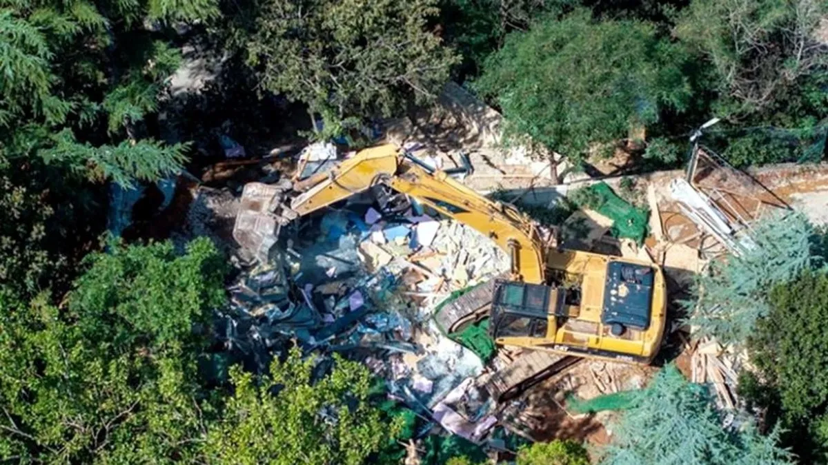 Vaniköy’de izinsiz inşaattaki ruhsatsız ve kaçak yapıların yıkımı tamamlandı