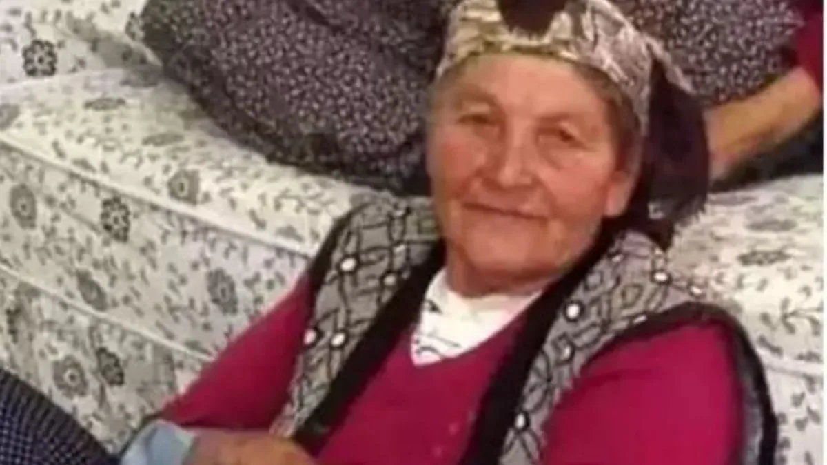Annesini önce bıçakladı, sonra bastonla boğdu!