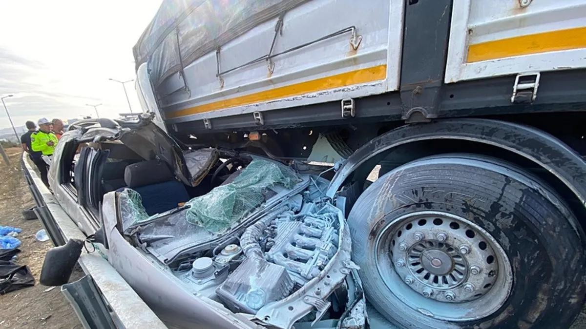 TIR’a çarpan otomobildeki 2 kişi öldü