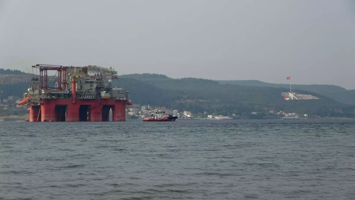 Çanakkale Boğazı’nda Petrol Platformu Geçişi