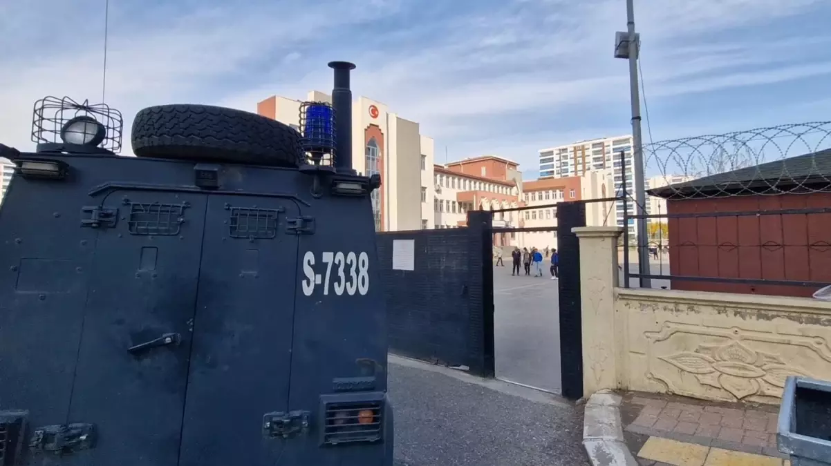 Diyarbakır’da bir öğrenci, dışardan getirdiği cıvayı okulun lavabosuna döktü