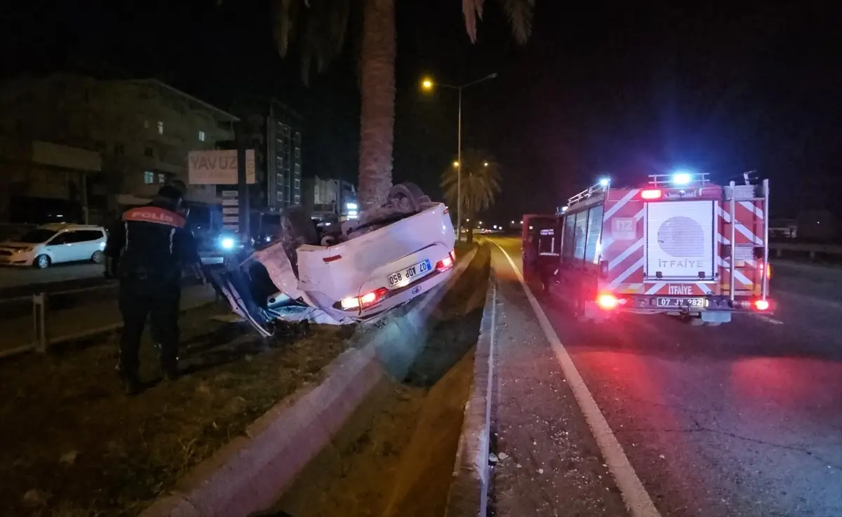Manavgat’ta Otomobil Palmiye Ağaçlarına Çarptı