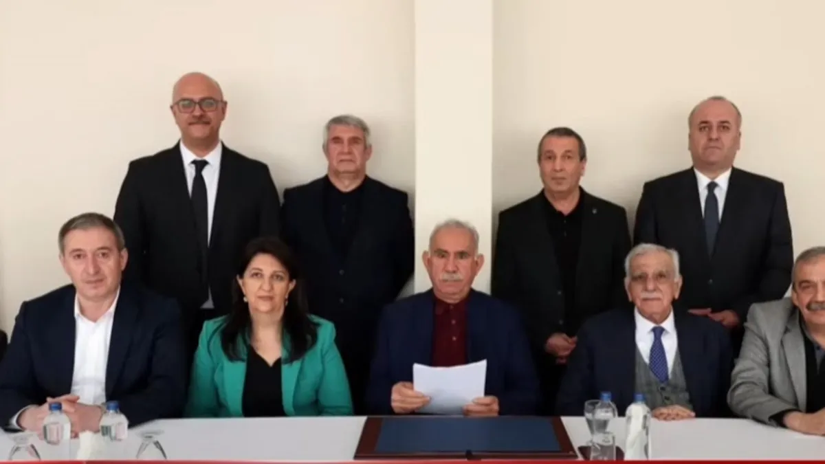SON DAKİKA! İmralı görüşmesinden ilk fotoğraf geldi! İşte teröristbaşı Öcalan ve DEM Parti heyeti