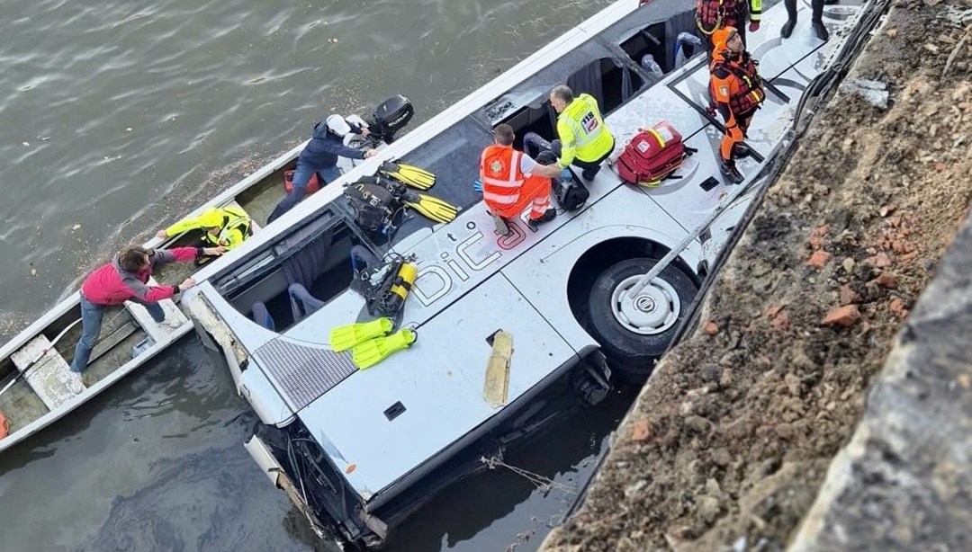 İtalya’da yolcu otobüsü nehre düştü: Sürücü hayatını kaybetti