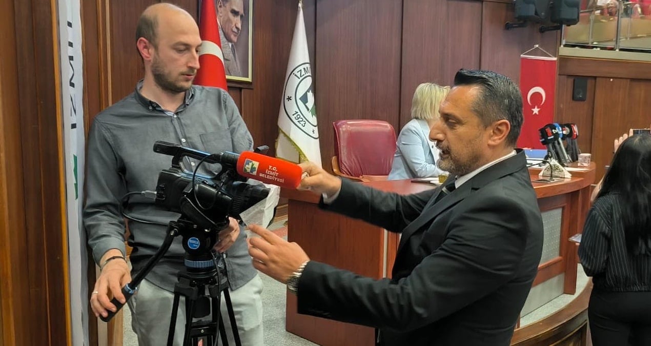MHP’li meclis üyesi belediyenin kamerasına bant çekti, CHP’den cevap gecikmedi